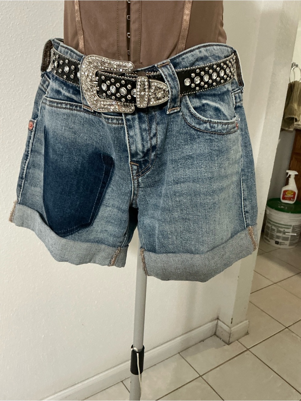 True Religion Jayde Mid Rise Classic Denim Shorts Cuffed Blue 26 - Picture 3 of 13